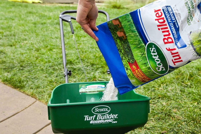 Scotts Turf Builder Halts Crabgrass Preventer with Lawn Food: Covers up to 5,000 sq. ft., 13.35 lbs., Not Available in FL